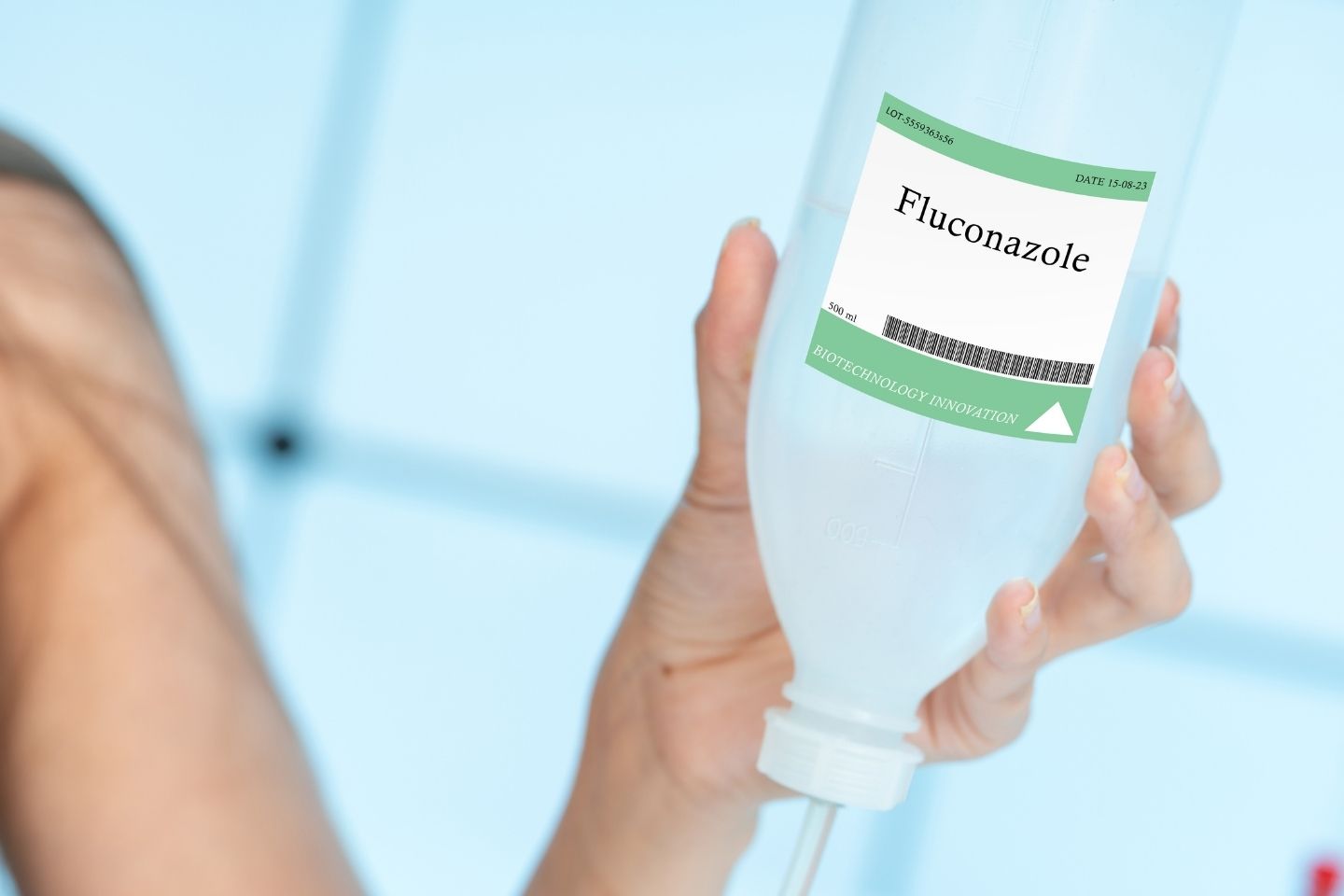 Žena u ruci drži intravensku otopinu flukonazola.