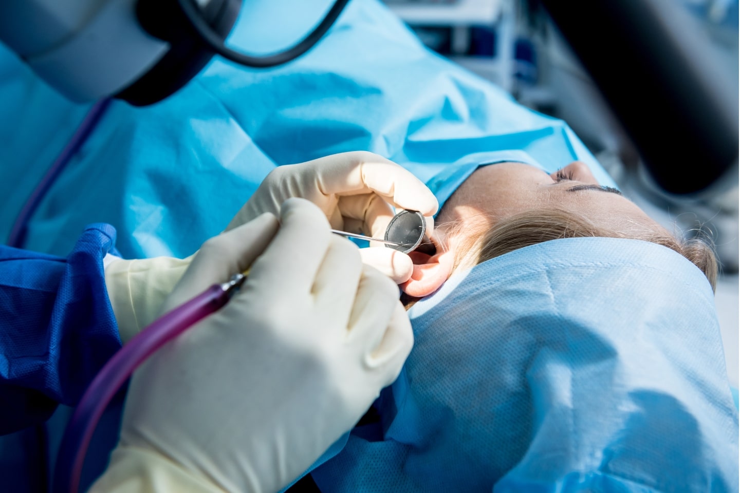 Kirurg izvodi timpanoplastiku s ciljem liječenja kolesteatoma